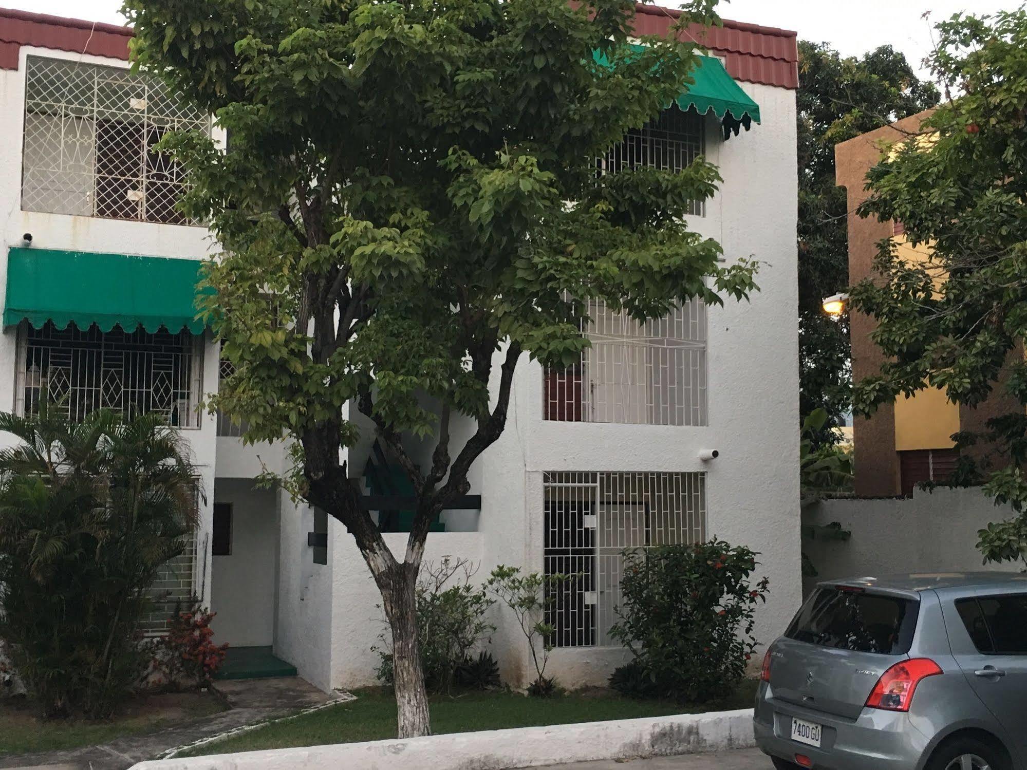 Abacus Jamaica The Zana Suites Kingston Bagian luar foto